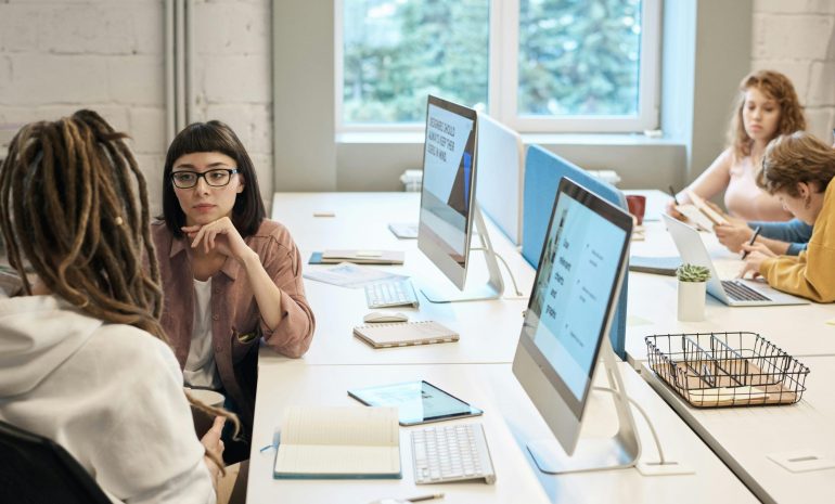 Les Gens Devant Les Ordinateurs